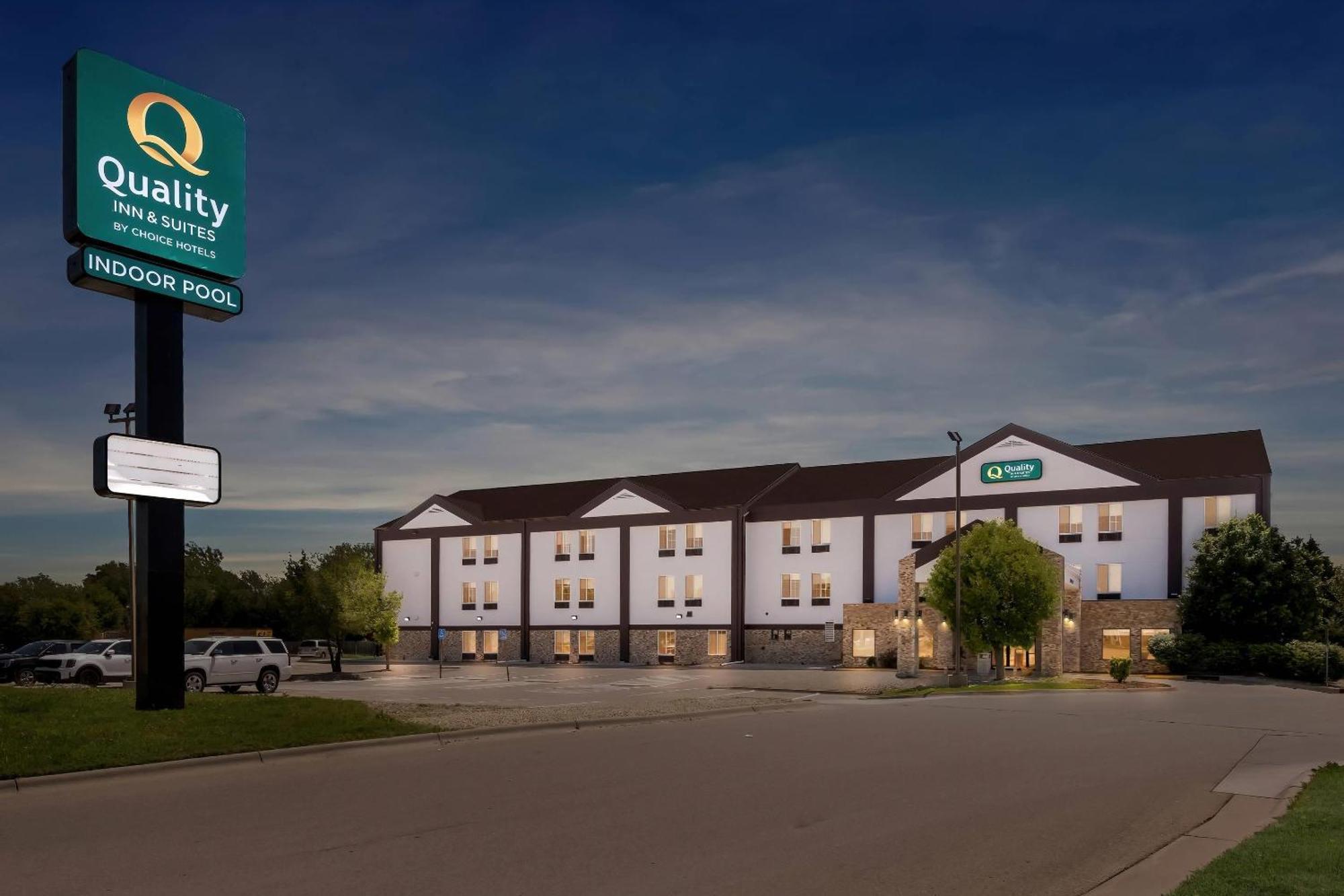 Quality Inn & Suites Мангаттан Екстер'єр фото